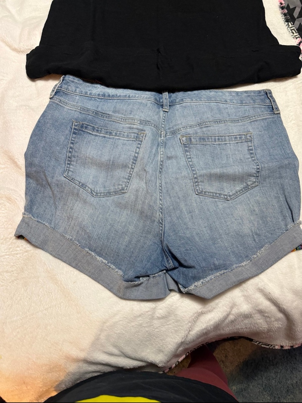 NWOT PRIDE OUTFIT torrid Black High-Waist Denim Shorts with Rainbow Trim - Picture 4 of 7